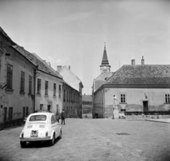 Hungary, Székesfehérvár, Hősök tere, szemben az Arany János utca Városház (Szabadság) tér felé vezető szakasza. Előtérben Kálmáncsehi Domonkos prépost szobra (Ohmann Béla, 1938.), a tetők felett a ferences templom tornya látható., 1965, Vozárik Edit, Fortepan #270246