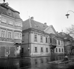 Hungary, Győr, Széchenyi tér, szemben a Stelczer Lajos utca sarkán a Vastuskós ház és a Xantus János Múzeum (Apátúr ház), jobbra a Rákóczi Ferenc utca torkolata., 1964, Vozárik Edit, Fortepan #270248