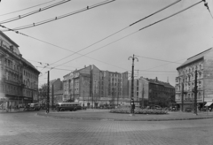 Magyarország, Budapest VIII., Baross tér, balra a Rákóczi út, jobbra a Rottenbiller utca torkolata., 1957, UVATERV, közlekedés, autóbusz, utcakép, városkép, MÁVAG-márka, nyilvános WC, MÁVAG Tr5, Budapest, Fortepan #27025