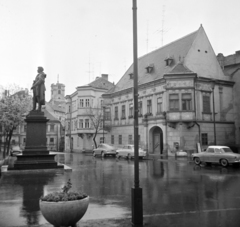 Hungary, Győr, Bécsi kapu (Köztársaság) tér, balra Kisfaludy Károly szobra (Mátrai Lajos György, 1892.). Háttérben a Székesegyház., 1964, Vozárik Edit, Fortepan #270251