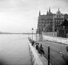 Hungary, Budapest V., a pesti alsó rakpart a Kossuth térnél árvíz idején, szemben a Parlament., 1965, Vozárik Edit, flood, wharf, gas lamp, Budapest, Fortepan #270254