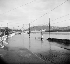 Hungary, Budapest V., a pesti alsó rakpart árvíz idején a Széchenyi István (Roosevelt) téri villamosmegállónál, háttérben a Széchenyi Lánchíd hídfője és a Gellért-hegy., 1965, Vozárik Edit, flood, wharf, Budapest, Fortepan #270257