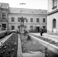 Hungary, Székesfehérvár, Várkapu utca, Varkocs György várkapitány szobra (Erdei Dezső, 1938.)., 1965, Vozárik Edit, sculpture, well, fountain pen shop, Fortepan #270261