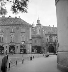 Hungary, Székesfehérvár, Városház (Szabadság) tér, szemben a Városháza átjárója a Zichy-palota és a főépület között. Mögötte a Szent István-bazilika. Jobbra a Székesfehérvári Egyházmegyei Múzeum épületének részlete., 1965, Vozárik Edit, church, trash can, lottery retailer, gateway, public building, Fortepan #270262