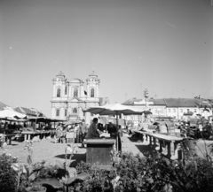 Románia,Erdély, Temesvár, Losonczy tér (más néven Dóm tér, Piața Unirii), piac a Temesvári székesegyház (más néven Szent György-székesegyház, vagy Dóm) előtt, jobbra a Szentháromság-oszlop látható., 1963, Vozárik Edit, templom, Fortepan #270274