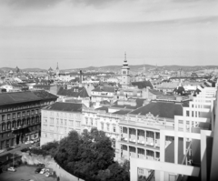 Ausztria, Bécs, kilátás a Gartenhochhau felől, balra a lent a Weihburggasse, középen a Szent Jeromos-templom / Ferences templom, jobbra a háttérben a Városháza, egészen a távolban a Bécsi-erdö dombjai., 1968, Vozárik Edit, Fortepan #270287