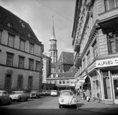 Ausztria, Bécs, Stallburggasse a Habsburgergasse felé, jobbra a Bräunerstraße, szemben háttérben a Michaelerkirche., 1968, Vozárik Edit, Fortepan #270340