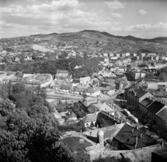 Magyarország, Esztergom, kilátás a Várhegyről a város felé, középen a Batthyány Lajos utca - Bajcsy-Zsilinszky út - a Pázmány Péter utca (ekkor Bajcsy-Zsilinszky út része) kereszteződés, mögötte a Fájdalmas Szűz-kápolna a Szent Tamás-hegyen., 1968, Vozárik Edit, Fortepan #270347