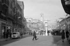 Olaszország, Verona, Piazza delle Erbe a Via Cappello felőlnézve, előtérben a Colona Antica, távolban a háttérben a Palazzo Maffei Casa Museo és balra a Torre del Gardello magaslik ki., 1964, Vozárik Edit, Fortepan #270362