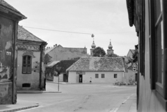 Magyarország, Pécs, Nagy Flórián utca, balra a Bástya utca, szemben Szent Flórián szobra, háttérben az Urunk színeváltozása-templom (Lyceum templom) tornyai látszanak., 1969, Vozárik Edit, Fortepan #270367