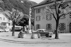 Switzerland, Altdorf, Lehnplatz, előtérben az Urania-Brunnen, mögöttr jobbra a Zeughaus., 1962, Vozárik Edit, square, fountain, Fortepan #270374