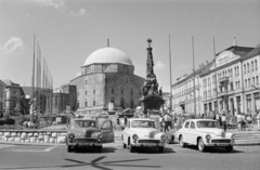 Magyarország, Pécs, Széchenyi tér, Szentháromság-szobor, szemben a Dzsámi és előtte az Örökmécses., 1966, Vozárik Edit, rendszám, FSO Warszawa 223, Fortepan #270377