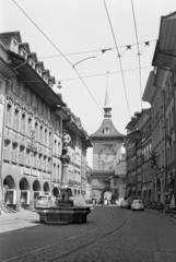 Svájc, Bern, Marktgasse, előtérben a Schützenbrunnen, a háttérben a Zytglogge (Zeitglockenturm)., 1962, Vozárik Edit, szökőkút, Fortepan #270383