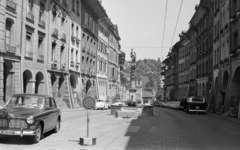 Svájc, Bern, Gerechtigkeitsgasse, középén a Gerechtigkeitsbrunnen., 1962, Vozárik Edit, Volvo Amazon, szobor, utcakép, automobil, Fortepan #270384