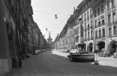 Svájc, Bern, Marktgasse, előtérben a Kreuzgassbrunnen, a háttérben a Zytglogge (Zeitglockenturm)., 1962, Vozárik Edit, utcakép, Fortepan #270385