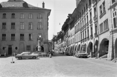 Svájc, Bern, Münsterplatz, előtérben a Mosesbrunnen, ettől jobbra a Münstergasse., 1962, Vozárik Edit, Ford Mustang, tér, szobor, Fortepan #270386