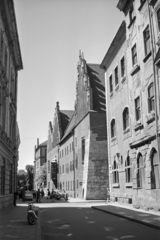 Lengyelország, Krakkó, ulica Jagiellońska az ulica Świętej Anny kereszteződése felé nézve, szemben a Collegium Maius (ma a Jagelló Egyetem múzeuma)., 1967, Vozárik Edit, Fortepan #270398