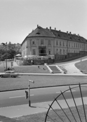 Magyarország, Tabán, Budapest I., Apród utca a Szarvas térnél, szemben a Szarvas-ház, ettől jobbra a Váralja utca., 1971, Vozárik Edit, Wartburg 311/312, Budapest, Fortepan #270439