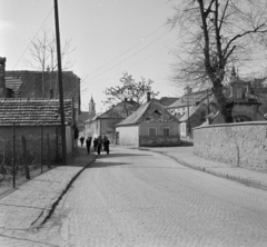 Magyarország, Szentendre, Bogdányi út (Vöröshadsereg utca), a Preobrazsenszka szerb templom mellett, jobbra a kerítésfal copf stílusú díszkapuja. Szemben a távolban a Blagovesztenszka görögkeleti templom tornya látható., 1968, Vozárik Edit, Fortepan #270463