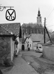 Magyarország, Szentendre, Bartók Béla utca, balra a Malom utca torkolata. Szemben a Rab Ráby téren Rab Ráby háza és felette a Belgrád székesegyház (Görögkeleti Püspöki Főszékesegyház) látható., 1968, Vozárik Edit, templom, cégér, Fortepan #270469