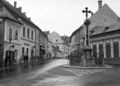 Magyarország, Szentendre, Fő (Marx) tér, Szerb (kalmár) kereszt, távolabb balra a Városháza homlokzata emelkedik ki., 1968, Vozárik Edit, Fortepan #270472