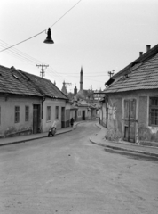 Magyarország, Eger, Vécsey Sándor utca a Karéj utca - Bárány utca találkozásánál, szemben a Minaret és ettől balra a ciszterci templom tornyai látszanak., 1976, Vozárik Edit, Fortepan #270477