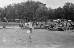 Hungary, Budapest XIII., Lehel (Élmunkás) téri piac. Háttérben a Váci út és a Victor Hugo utca sarkán álló épület látható., 1964, Ungváry Rudolf, Budapest, tram, Fortepan #270511