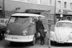 Switzerland, Basel, a Centralbahnstrasse a pályaudvar előtt, a Centralbahnplatz felől., 1965, Ungváry Rudolf, Volkswagen Beetle, number plate, travel agency, hotel, hands in pockets, parking meter, Volkswagen-brand, Fortepan #270519