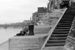 Switzerland, Basel, St. Johanns-Rheinweg, balra a Mittlere Brücke látható., 1965, Ungváry Rudolf, relaxation, bridge, stairs, mooring bollard, Fortepan #270539