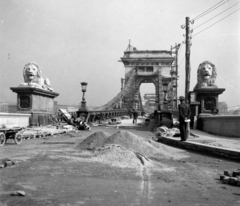 Magyarország, Budapest I., Széchenyi Lánchíd az újjáépítéskor a Clark Ádám tér felől nézve., 1949, UVATERV, építkezés, oroszlán, légvezeték, hídépítés, Duna, kőoroszlán, Budapest, függőhíd, William Tierney Clark-terv, Fortepan #27054