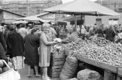 Magyarország, Budapest XIII., Lehel (Élmunkás) téri piac, háttérben a Bulcsú utca - Kassák Lajos utca (Fóti út) sarkán álló házak., 1962, Ungváry Rudolf, piac, krumpli, Budapest, Fortepan #270558