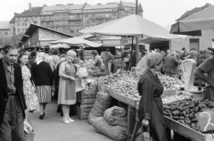 Magyarország, Budapest XIII., Lehel (Élmunkás) téri piac, háttérben a Bulcsú utca - Kassák Lajos utca (Fóti út) sarkán álló házak., 1962, Ungváry Rudolf, piac, krumpli, napernyő, Budapest, Fortepan #270559