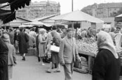 Magyarország, Budapest XIII., Lehel (Élmunkás) téri piac, háttérben a Bulcsú utca - Kassák Lajos utca (Fóti út) sarkán álló házak., 1962, Ungváry Rudolf, piac, krumpli, napernyő, Budapest, Fortepan #270560