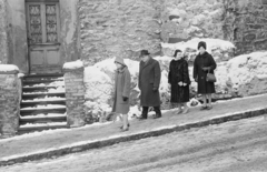 Hungary, Veszprém, a felvétel a Hősök Kapuja közelében, a Vár (Tolbuhin) utca 3-as számú ház előtt készült., 1965, Ungváry Rudolf, Fortepan #270565