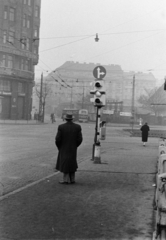 Magyarország, Budapest VI.,Budapest XIII., Ferdinánd (Élmunkás) híd lehajtója, szemben a Váci úton túl a Csanády utca és távolabb a Kresz Géza utca., 1963, Ungváry Rudolf, Budapest, sínpálya, Fortepan #270597