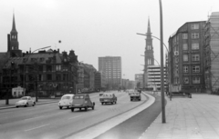 Germany, Hamburg, a Willy-Brandt-Strasse (Ost-West-Strasse) a Meßberg metróállomásnál, balra a Szent Katalin-templom tornya. Jobbra a II. világháborúban lebombázott Szent Miklós-templom, melynek maradványai a háború és a nácizmus áldozatainak emlékműve., 1965, Ungváry Rudolf, church, Fortepan #270599