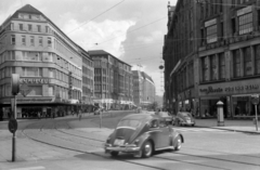 Germany, Hamburg, a Mönckebergtrasse, a Városháza felől., 1965, Ungváry Rudolf, Volkswagen Beetle, store, Fortepan #270602