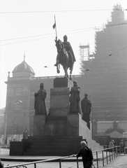 Csehország, Prága, Vencel tér (Václavské námestí), Szt. Vencel szobor és a Nemzeti Múzeum., 1971, Drimbe József, Csehszlovákia, neoreneszánsz, múzeum, állvány, lovas szobor, szoborcsoport, I. Vencel-ábrázolás, nemzeti múzeum, Josef Schulz-terv, Alois Dryák-terv, Prágai Szent Adalbert-ábrázolás, Szent Procopius-ábrázolás, Szent Ludmila-ábrázolás, Szent Ágnes-ábrázolás, Josef Václav Myslbek-terv, Celda Klouček-terv, Fortepan #27061