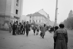 Románia,Erdély, Marosvásárhely, Színház tér (Piata Teatrului), balra a lebontott ferences templom meghagyott tornya, mely az alatta található kriptasor miatt maradhatott fenn. Jobbra távolabb az Ortodox Székesegyház látható. Romániai forradalom., 1989, Ungváry Rudolf, Fortepan #270617