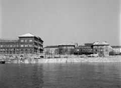 Magyarország, Budapest IX., a pest Duna part a budai oldal felől nézve, szemben a Sóház épülete a Fővám (Dimitrov) téren, balra a Marx Károly Közgazdaságtudományi Egyetem (később Corvinus Egyetem), jobbra a Közraktár utca., 1970, UVATERV, Budapest, Fortepan #270666