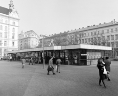 Hungary, Budapest V.,Budapest VI., az ekkor névtelen, ma Podmaniczky Frigyes tér, a metró Arany János utcai állomásának csarnoka. Háttérben a Bajcsy-Zsilinszky út házai., 1983, UVATERV, Budapest, Fortepan #270671