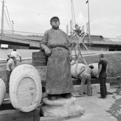 Hungary, Budapest IX., Boráros tér, Borárus-szoborkompozíció, jobbra sötét pólóban Varga Imre szobrászművész alkotásának felállításakor., 1983, UVATERV, Budapest, barrel, sculpture, Fortepan #270699