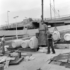 Hungary, Budapest IX., Boráros tér, Borárus-szoborkompozíció, jobbra Varga Imre szobrászművész alkotásának felállításakor., 1983, UVATERV, Budapest, Fortepan #270701