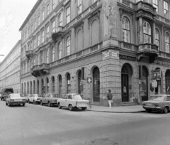 Magyarország, Budapest V., Arany János utca - Nádor (Münnich Ferenc) utca sarok., 1986, UVATERV, Trabant 601, rendszám, Budapest, japán gyártmány, automobil, Skoda 120, Wartburg 353, Fortepan #270702