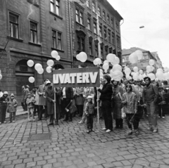 Hungary, Budapest VII., Dembinszky utca, május 1-i felvonuláson résztvevő UVATERV-es dolgozók a 39-es számú ház előtt, Háttérben a Murányi utca sarkán a 39-es számú ház látható., 1979, UVATERV, baloon, 1st of May parade, march, UVATERV Co, Budapest, Fortepan #270719