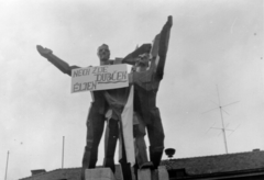 Szlovákia, Érsekújvár, Fő tér (Hlavné námestie), a szobron a Varsói Szerződés (VSZ) országainak, szovjet vezetéssel végrehajtott, együttes katonai akciója elleni tiltakozó felírat., 1968, Ján Gerči, cseh felirat, felirat, Fortepan #270725