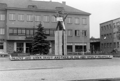 Szlovákia, Érsekújvár, Fő tér (Hlavné námestie), a szobron a Varsói Szerződés (VSZ) országainak, szovjet vezetéssel végrehajtott, együttes katonai akciója elleni tiltakozó felírat., 1968, Ján Gerči, cseh felirat, graffiti, Fortepan #270727