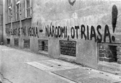 Szlovákia, Érsekújvár, a Varsói Szerződés (VSZ) országainak, szovjet vezetéssel végrehajtott, együttes katonai akciója elleni tiltakozó felírat., 1968, Ján Gerči, graffiti, cseh felirat, Fortepan #270729