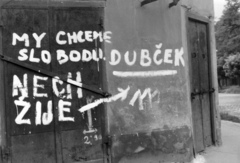 Szlovákia, Érsekújvár, a Varsói Szerződés (VSZ) országainak, szovjet vezetéssel végrehajtott, együttes katonai akciója elleni tiltakozó felírat., 1968, Ján Gerči, graffiti, cseh felirat, Fortepan #270734