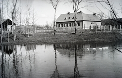 Magyarország, Őcsény, Rákóczi utca 4. számú épület, benne a községi orvos lakása és rendelője., 1940, Fodor András örökösei, vízpart, kacsaúsztató, Fortepan #270750